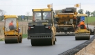 Bei Cambs (Landkreis Nordwestmecklenburg) werden am Donnerstag (24.09.2009) die letzten Meter des Autobahnabschnitts der A14 zwischen Schwerin-Nord und Jesendorf mit einer Asphaltdecke versehen. Der 14 Kilometer lange Abschnitt mit 13 Brückenbauwerken soll noch in diesem Jahr für den Verkehr freigegeben werden. Die A14 wird dann durchgängig von der A24 bei Neustadt-Glewe bis zur Ostseeautobahn A20 bei Wismar befahrbar sein.
 Foto: dpa