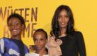 Die Autorin Waris Dirie (l-r), und die Schauspielerinnen Soraya Omar-Scego und Liya Kebede kommen zur Deutschland-Premiere des Kinofilms 'Wüstenblume' am Montag (07.09.2009) in die Lichtburg in Essen. Es handelt sich um die filmische Umsetzung der Autobiographie des somalischen Top-Models Waris Dirie. Es wird erzählt, wie sie vom Normadenmädchen in die Glamourwelt der Mode aufstieg, aber auch, wie sie den Kampf gegen die rituelle Frauenbeschneidung führte. Foto: Jörg Carstensen dpa/lnw +++(c) dpa - Bildfunk+++ Foto: dpa
