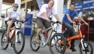Neueste Elektroräder im Test: links: Katharina Dauwalter (Fotomodel), Gunnar Fehlau, pressedienst fahrrad und Klaus Wellmann, Messe-Geschäftsführer in rasanter Fahrt.

Datum: 	27.08.2009

 Foto: Foto: Messe Friedrichshafen, www.messe-friedrichshafen.de