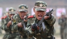 Paramilitärische Polizisten sind während einer Übung zu sehen, die am 1. Oktober, dem 60. Geburtstag Chinas, gezeigt werden soll. Während der Festlichkeiten geht China kein Risiko für Unruhen ein. Es dürfen in dieser Zeit keine Touristen aus Tibet einreisen und entlang der Paradestrecke dürfen die Anwohner nicht ihre Balkone betreten. Foto: ap