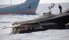 A handout photograph made available by the Sea Shepherd Conservation Society, shows a confrontation between activists on anti-whaling protest vessel, the Ady Gil and Japanese whaling vessel Shonan Maru 2 in Australia's Antarctic Waters, 06 January 2010. An anti-whaling protest ship was taking on water after colliding with a security vessel of the Japanese whaling fleet in the Antarctic, the Sea Shepherd Conservation Society's leader said 06 January. Paul Watson said five of the six crew members aboard the high-speed trimaran were rescued and taken aboard an accompanying protest ship, the Bob Barker. The captain stayed with the 1.5-million-US-dollar Ady Gil, in the hope of saving it from sinking. EPA/SEA SHEPHERD CONSERVATION SOCIETY/HANDOUT AUSTRALIA AND NEW ZEALAND OUT EDITORIAL USE ONLY/NO SALES +++(c) dpa - Bildfunk+++
 Foto: dpa