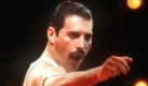 Das undatierte Archivbild zeigt Sänger Freddie Mercury bei einem Auftritt. Am 05.09.2006 feiern Fans in aller Welt seinen 60. Geburtstag. Der Musiker wurde unter dem Namen Farrokh Bulsara auf der ostafrikanischen Insel Sansibar geboren. Hits wie We Will Rock You und We Are The Champions machten ihn und seine Band Queen zur Legende.
 Foto: dpa