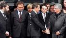 Frankreichs Staatspräsident Nicolas Sarkozy bekundet dem Vertreter der jüdischen Gemeinde Frankreichs vor der Schule in Toulouse seine Anteilnahme. Auch Sarkozys sozialistischer Herausforderer bei den Präsidentenwahlen, François Hollande, sowie mehrere Minister reisten zum Tatort. Foto: dpa