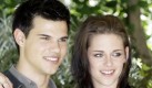 Kristen Stewart stellt in Berlin neuen «Twilight»-Film vor
Vorspann: 	

Die US-Schauspieler Kristen Stewart und Taylor Lautner präsentieren heute (18. Juni) in Berlin den dritten Teil der «Twilight»-Vampirreihe. Bei der Zwischenstation der internationalen Pressetour zu «Eclipse - Biss zum Abendrot» fehlt Hauptdarsteller Robert Pattinson. Der Brite dreht derzeit in den USA das Drama «Water for Elephants» mit Reese Witherspoon und Christoph Waltz.
Text: 	

Berlin (ddp). Die US-Schauspieler Kristen Stewart und Taylor Lautner präsentieren heute (18. Juni) in Berlin den dritten Teil der «Twilight»-Vampirreihe. Bei der Zwischenstation der internationalen Pressetour zu «Eclipse - Biss zum Abendrot» fehlt Hauptdarsteller Robert Pattinson. Der Brite dreht derzeit in den USA das Drama «Water for Elephants» mit Reese Witherspoon und Christoph Waltz.

Die Verfilmung des dritten Romans der Bestsellerreihe von Stephenie Meyer läuft am 15. Juli in Deutschland an. Die Produzenten rechnen mit einem erneuten Blockbuster: Die ersten beiden Teile «Twilight - Biss zum Morgengrauen» und «New Moon - Biss zur Mittagsstunde» hatten im vergangenen Jahr weltweit rund 1,1 Milliarden US-Dollar (etwa 890 Millionen Euro) eingespielt.

ddp/nje/arh  Foto: ap
