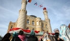 Die neu gebaute Moschee im schleswig-holsteinischen Rendsburg ist das größte muslimische Gebetshaus in Norddeutschland. Das an Disney World erinnernde Gebäude wurde am 9. Oktober eröffnet. Foto: dpa