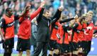Platz 7: UnterMichael Skibbe spielte Eintracht Frankfurt in der vergangenen Saison zwar teilweise erfrischenden Fußball und wurde am Ende Zehnter. Ob der Dauerzwist mit Eintracht-Boss Heribert Bruchhagen aber endgültig beendet ist und sich der Coach in Zukunft mit seinen Forderungen zurückhalten kann, ist fraglich. Seine Quote lautet 9:1 - Platz 6 bei den Buchmachern. Foto: dpa