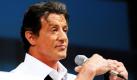 Bericht über die Früchte seiner Arbeit: Schauspieler und Regisseur Sylvester Stallone spricht auf der Messe Comic Con im kalifornischen San Diego über seinen Film The Expendables. Bei den Dreharbeiten hatte sich der US-Star vor ein paar Monaten schwer am Genick verletzt und musste operiert werden. Der Ex-Boxer Mickey Rourke hatte den 63-Jährigen in einer Kampfszene zu hart getroffen. Der Streifen kommt Ende August in die deutschen Kinos. Foto: ap