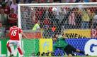 Das kurioseste Elfmeterschießen der WM-Geschichte: Im Achtelfinale 2006 verwandelte die Schweiz gegen die Ukraine keinen einzigen Elfmeter. Die Bundesligaprofis Barnetta (Bild), Streller und Cabanas scheiterten. Die Partie endete 3:0 n.E. für die Ukraine. Foto: dpa