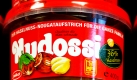 Auch wenn die heutige Rezeptur nichts mehr mit dem DDR-Produkt zu tun hat: Mit Nudossi aus der Dresdner Back- und Süßwaren GmbH, verbinden viele ein Ost-Nutella. Doch der Vergleich hinkt, weil in Nudossi deutlich mehr Haselnüsse enthalten sind als in dem westdeutschen Konkurrenzprodukt. Nach der Wende überstand die Firma zwei Insolvenzen und ist heute vor allem auf ostdeutschen Frühstückstischen beliebt. 
 Foto: dpa
