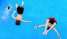 Zwei junge Männer springen vom Fünf-Meter-Turm in ein Becken im Freibad Sport Paradies in Gelsenkirchen. Bei dem hochsommerlichen Wetter tut so eine Abkühlung richtig gut. Foto: dpa