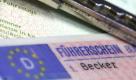 Verkehrsrowdys müssen sich bald warm anziehen. Schon bei acht Punkten in Flensburg soll ab 2013 der Führerschein weg sein. Minister Ramsauer plant eine Reform der Verkehrssünderkartei. Die Punktezahl für Delikte soll ebenfalls verkürzt werden. Foto: dpa