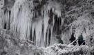 Immer neue Rekordtemperaturen werden seit Beginn der Kältewelle in Deutschland gemessen. Zuletzt sank das Thermometer hierzulande auf minus 28 Grad. Und es soll noch kälter werden. Der Uracher Wasserfall bei Bad Urach ist durch den Dauerfrost fast komplett erstarrt. Foto: dapd