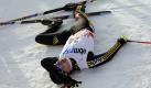 Mark Schlott liegt nach dem Langlauf um denSchwarzwaldpokal erschöpft auf dem Boden. Foto: ddp