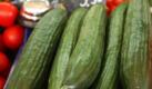 Die müssten eigentlich sicher sein: Gurken aus Münchener Gärtnereien und Gemüse von lokalen Erzeugern werden auf dem Viktualienmarkt in München angeboten. Viele deutsche Verbraucher sind zur Zeit aufgrund des aggressiven EHEC-Erregers beim Kauf von Gemüse enorm verunsichert. Foto: dpa