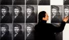 In Frankfurt (Oder) steht Mitarbeiterin Grit Dreher, vom Kleist-Museum, vor Porträts des Dichters Heinrich von Kleist in der Kleist-WG, einem Ausstellungsraum der von Schülern geschaffen wurde. Das Kleist-Jahr 2011 wird am morgigen Freitag in der Oderstadt eröffnet, in der der Dichter 1777 geboren wurde. Foto: dpa