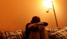 ARCHIV: Eine junge Frau mit Ess-Stoerungen, aufgenommen in Weimar (Foto vom 11.10.06). Frueher galten sie als schwierige Patienten, die niemand zu behandeln wusste: Menschen mit einer Borderlinestoerung verletzen oder verstuemmeln sich oft selbst. Sie leiden unter extremen Gefuehlsschwankungen. Bei geringstem Anlass geraten sie in Wut. Der Zorn richtet sich bei Frauen fast immer gegen die eigene Person, bei Maennern mithin auch gegen andere. Die Betroffenen erleben die mangelnde Gefuehlskontrolle als quaelende Dauerspannung, der sie nicht entrinnen koennen. Zu ihren Mitmenschen koennen sie nur schwer stabile Beziehungen aufbauen. (zu ddp-Text) Foto: Jens-Ulrich Koch/ddp Foto: ddp