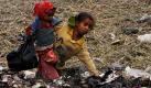 Kinder suchen nach recycelbaren Materialen auf einer Müllkippe in Katmandu, Nepal. Foto: ap