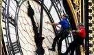 Arbeiter warten eine der vier Uhren des Palastes von Westminster in London, in dem das britische Parlament tagt. In dem Turm hinter den Uhren befindet sich die berühmte Glocke Big Ben. Foto: ap