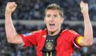 Fußballnationalspieler Miroslav Klose will ncht nur auf dem grünen Rasen ein Vorbild sein, sondern auch als Lebensretter. Foto: dpa