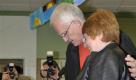 Ministerpräsident Jürgen Rüttgers und seine Frau Angelika wählten in Pulheim-Sinthern. Foto: ap