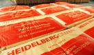 ARCHIV - Zementsaecke der Firma HeidelbergCement liegen am 7. August 2007 im Werk in Leimen bei Heidelberg. Die Baustoffhersteller Heidelberg Cement hat im Rezessionsjahr 2009 einen massiven Gewinn- und Umsatzrueckgang verzeichnet. Wie das Unternehmen am Donnerstag, 18. Maerz 2010, mitteilte, brach der Jahresueberschuss um 91,3 Prozent auf 168 Millionen Euro ein. (AP Photo/Daniel Roland) --- FILE - Cement bags of HeidelbergCement are seen at the company's factory in Leimen near Heidelberg, southwestern Germany, on Tuesday, Aug. 7, 2007. (AP Photo/Daniel Roland)  Foto: AP