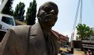 Arbeiter beaufsichtigen das Heben eines Teils der zwölf Meter hohen Lenin-Statue in Sofia (Bulgarien). Die Statue, die 1990 aus der Innenstadt von Sofia entfernt wurde, ist eine von 200 Skulpturen und Gemälden, die demnächst im Kunstmuseum von Sofia zu sehen ist. Foto: dapd