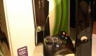 Gut verpackt und dennoch kein Fliegengewicht: Microsoft will mit der Xbox 360 S vor allem die Casual Gamer ansprechen. Nicht zuletzt, weil die neue Konsole auch die Bewegungssteuerung Kinect unterstützt. Die allerdings soll erst zum Weihnachtsgeschäft auf den Markt kommen. Foto: news.de