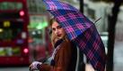 Der Regenschirm soll zum Outfit passen (Foto)