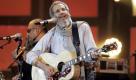 Der britische Sänger Yusuf Islam kehrt nach 35 Jahren auf die Konzertbühnen zurück und will sich für die Dauer der Tournee wieder zu seinem Künstlernamen Cat Stevens bekennen. Er habe die Gitarre wieder aus dem Schrank geholt, und sie fühle sich gut an, sagte der 62-jährige in London geborene Musiker, der Ende 1977 zum Islam konvertiert ist, der Berliner Morgenpost. Foto: dapd