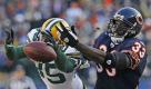 Greg Jennings (85) von den Green Bay Packers im Duell um den Spielball mit Chicagos Charles Tilllman (33) während eines Spiels der National Football League (NFL). Foto: ap