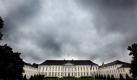 Dunkle Wolken ziehen über das Schloss Bellevue in Berlin hinweg. Nachdem das deutsche Staatsoberhaupt, Bundespräsident Horst Köhler, gestern überraschend seinen Rücktritt bekannt gegeben hatte, hat die Bundesregierung nun 30 Tage Zeit, um seinen Nachfolger zu bestimmen. Foto: dpa