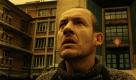 Seit Bazil (Dany Boon) mit seinem Kopf einen Schuss abgefangen hat, lebt er mit einem Wirrkopf und auf der Straße. Das soll die Waffenindustrie ihm büßen. Jean-Pierre Jeunet, Regisseur des Erfolgfilms Die fabelhafte Welt der Amélie hat mit Micmacs - Uns gehört Paris einen poetischen und humorvollen Film gemacht. Foto: Kinowelt