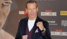 Ex-Boxer Henry Maske sieht das mangelnde Interesse an seinem Kinofilm Max Schmeling sportlich. Der Film hat eine zweite und dritte Chance verdient. Auf DVD und im Fernsehen, sagte der 46-Jährige der Illustrierten Bunte laut Vorabbericht. Maske plagen wegen des Misserfolgs keine Schuldgefühle. Ich habe alles gegeben. Für mich war's ein Herzensanliegen, das war ich meinem Freund Max Schmeling schuldig, sagte er. Eine Karriere in Hollywood strebt der ehemalige Boxer nicht an: Ich kenne meine Grenzen. Seit dem Kinostart am 7. Oktober haben nur rund 16.000 Zuschauer die von Kritikern verrissene Filmbiografie des Skandalregisseurs Uwe Boll (BloodRayne) gesehen. (dapd) Foto: dapd