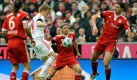 Leverkusen Stefan Kießling macht weiter Werbung in eigener Sache: Bei seinem Tor gegen Bayern zum 1:1-Ausgleich ließ er Daniel van Buyten (r.) alt aussehen. In dieser Form ist Kießling ein Kandidat für die WM 2010 in Südafrika. Foto: dpa