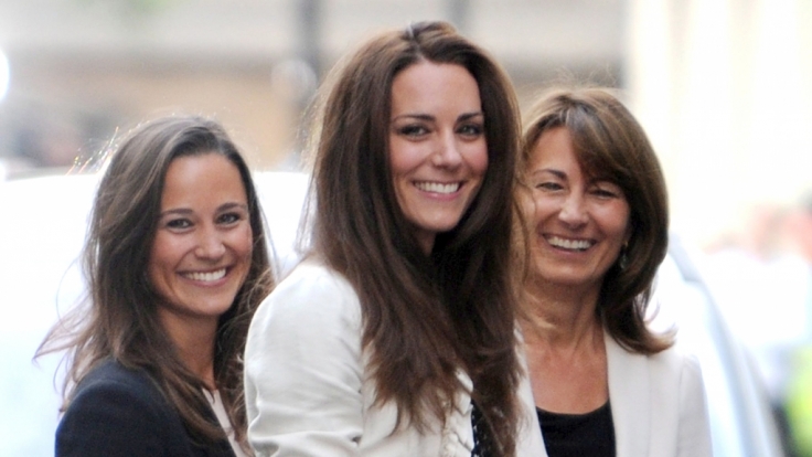 Pippa und Kate Middleton posieren mit ihrer Mutter Carole für die Fotografen.