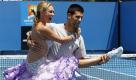 Serbia's Novak Djokovic, right, is given a ballroom dancing lesson on a outside court by 'Dancing with the Stars' television celebrity Kim Johnson during a publicity stunt at the Australian Open tennis championships in Melbourne, Australia, Friday, Jan. 21, 2011 after Djokovic's match against Viktor Troicki of Serbia ended quickly. Troicki withdrew from the match due to injury. (AP Photo/Shuji Kajiyama)

 Foto: dapd