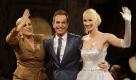 Sängerin Valeria Lynch (links), der argentinische Modedesigner Jorge Ibanez und das Model Ingrid Grudke am Ende einer Fashion Show in Buenos Aires. Die Schau präsentierte die Kollektion Evita 2010 von Ibanez, in der er die klassische Mode der ehemaligen First Lady des Landes Evita Peron neu interpretierte. Foto: ap