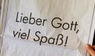 Der Art Directors Club Deutschland hat eine ganzseitige Traueranzeige in einer überregionalen Zeitung mit den vier Worten «Lieber Gott, viel Spaß!» für den verstorbenen Viktor von Bülow alias Loriot aufgegeben. Loriot war am 22. August  im Alter von 87 Jahren gestorben.  Foto: dpa