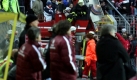 In Kaiserslautern sind Spieler und Zuschauer einst der Tragödie entkommen. Durch orkanartige Windböen fiel im Fritz-Walter-Stadion in der Halbzeitpause ein Blech vom Stadiondach und verletzte eine Person. Feuerwehr und die Höhenrettung sicherten daraufhin das Dach, das Spiel gegen Hansa Rostock wurde mit einigen Minuten Verspätung wieder angepfiffen. Foto: ddp