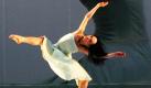 A dancer from the 'Cloud Gate' perform their new work 'Listening to the River' during a rehearsal at the National Theater Concert Hall, Thursday, March 18, 2010, in Taipei, Taiwan. 'Listening to the River' was written about Tamshui River of the Taipei as a source of inspiration and perform on March 18-21. (AP Photo/Chiang Ying-ying)  Foto: AP