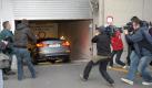Der Wettermoderator Jörg Kachelmann kommt am Mittwoch (18.10.2010) zum 10. Prozesstag in einem Auto sitzend zum Landgericht in Mannheim. Der Wetterexperte Jörg Kachelmann muss sich vor dem Landgericht Mannheim wegen des Vorwurfs der Vergewaltigung verantworten. Der 52-jährige Schweizer soll seine langjährige Geliebte mit einem Messer bedroht und vergewaltigt haben. Foto: Ronald Wittek dpa/lsw +++(c) dpa - Bildfunk+++ Foto: dpa