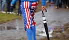 Ein Zuschauer mit patriotischem Beinkleid stapft durch den Matsch zum Ryder Cup Golf Turnier im britischen Newport. Foto: ap