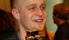 Das nennt man wohl Siegerlächeln: Jürgen Vogel 2003 bei der Gala im Konzerthaus am Gendarmenmarkt in Berlin. Foto: ddp