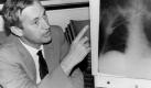 Der südafrikanische Herzchirurg Christiaan Barnard (1922-2001) war ein Pionier auf dem Gebiet der Herztransplantation. 1967 führte er die weltweit erste Herztransplantation durch. Der Eingriff gelang, doch der Patient starb 18 Tage später an einer Infektion. Foto: dpa