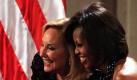 Die First Lady der USA, Michelle Obama (rechts) und die Frau des chilenischen Präsidenten Cecilia Morel haben beim offiziellen Abendessen im Regierungspalast La Moneda in Santiago, zu dem Chiles Präsident Sebastian Pinera einlud, Spaß miteinander. Obama reist für fünf Tage durch drei Länder Lateinamerikas. Foto: dapd