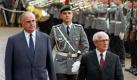 Der Staatsratvorsitzende und SED-Generalsekretär Erich Honecker (rechts) wird am 7. September 1987 von Bundeskanzler Helmut Kohl (links) mit militärischem Zeremoniell vor dem Bonner Bundeskanzleramt empfangen. Honecker war es trotz großer Widerstände aus der damaligen Sowjetunion gelungen, zum fünftägigen Arbeitsbesuch in den kapitalistischen Westen zu kommen.
 Foto: dpa