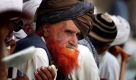 Ein geflohener Stammesangehöriger in Pakistan wartet auf etwas zu Essen. Er musste aus Südwaziristan fliehen, weil die dort mit militärischen Angriffen gegen die Taliban begonnen hatte Foto: ap
