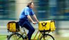 ARCHIV - Ein Postbote fährt in Düsseldorf mit seinem Fahrrad Briefpost aus (Archivfoto vom 04.06.2003). Die pünktliche tägliche Post-Zustellung ist eine Art heiliges Gut im Leben der Deutschen. Wenn die Deutsche Post ihren gewohnten Service aus Spargründen ausdünnt, ist der öffentliche Aufschrei groß. Das gilt neben der Zustellung auch für die Schließungder Post-Filialen. Bei der Zustellung gab es in den Ferienmonaten Juli und August auffallende Einschränkungen: Der Bote kam vielerorts später und Montags blieb der Briefkasten auch schon mal leer. Mitte nächster Woche soll der Sommerspuk aber wieder ein Ende haben: Die Post will die Einschränkungen wieder stoppen und zur gewohnten Zustellung zurückkehren, wie Sprecher Dirk Klasen am Mittwoch (19.08.2009) in Bonn sagte. Foto: Rolf Vennenbernd dpa/lnw (zu KORR:' Leere Briefkästen - Verwirrung um Post-Zustellung ' vom 19.08.2009) +++(c) dpa - Bildfunk+++ Foto: dpa