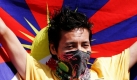 Ein Exil-Tibeter hält in Bangalore, Indien, eine tibetische Flagge hoch. Anlass des stillen Protests:Der Besuches des chinesischen Außenministers Yang Jiechi. Foto: ap
