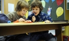 Klassenclowns können für alle Mitschüler eine große Belastung werden. Foto: ddp